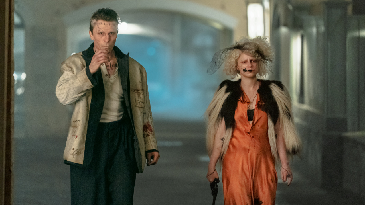 (Слева направо) Криситан Бэйл в роли Фрэнка и Джесси Бакли в роли невесты в фильме Warner Bros. Pictures «Невеста!», выпуске Warner Bros. Pictures. Фото предоставлено: Фото Нико Тавернизе. Авторские права: © 2026 Warner Bros.Ent. Все права защищены