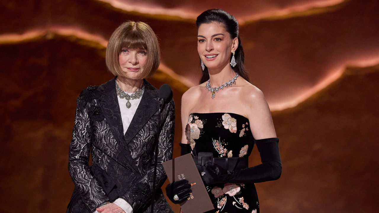 (L to R) Dame Anna Wintour and Anne Hathaway present the Oscar® for Costume Design during the 98th Oscars® at the Dolby® Theatre at Ovation Hollywood on Sunday, March 15, 2026. Credit/Provider: Trae Patton / The Academy. Copyright: ©A.M.P.A.S.