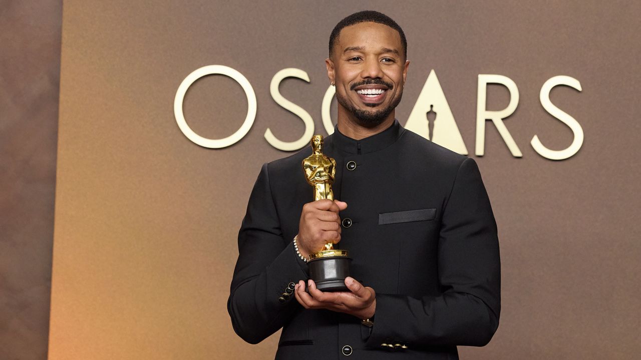 Майкл Б. Джордан позирует за кулисами с премией «Оскар»® за лучшую мужскую роль на 98-й церемонии вручения премии «Оскар»® в Dolby® Theater в Ovation Hollywood в воскресенье, 15 марта 2026 года. Фото/поставщик: Этьен Лоран / Академия