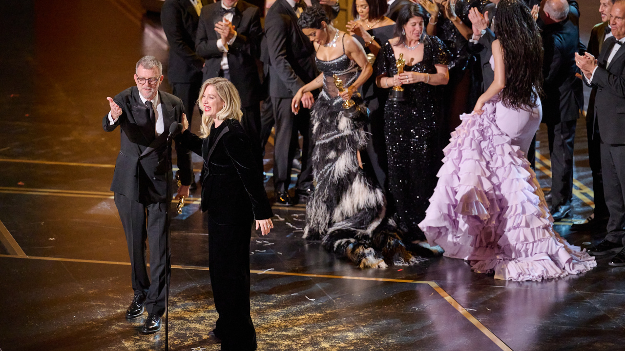 (L to R) Paul Thomas Anderson, Sarah Murphy, Anthony Carlino, Will Weiske, Andy Jurgensen, Teyana Taylor, Michael Bauman, Cassandra Kulukundis, Regina Hall, Shayna McHale aka Junglepussy, Leonardo DiCaprio, Chase Infiniti and Benicio del Toro accept the Oscar® for Best Picture during the 98th Oscars® at the Dolby® Theatre at Ovation Hollywood on Sunday, March 15, 2026. Credit/Provider: Trae Patton / The Academy. Copyright: ©A.M.P.A.S.