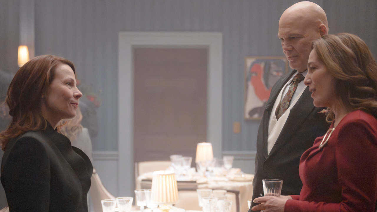 (Слева направо) Губернатор Мардж МакКэффри (Лили Тейлор), Уилсон Фиск / Кингпин (Винсент Д'Онофрио) и Ванесса Фиск (Айелет Зурер) во втором сезоне сериала «Сорвиголова: Рождение заново» на канале Marvel Television, эксклюзивно на Disney+. Фото Джоджо Уилдена. © 2025 МАРВЕЛ.