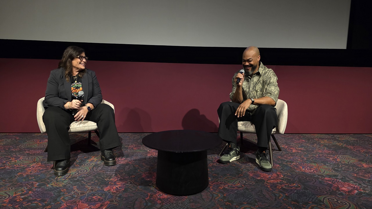 (Слева направо) Мишель Раймо Куяте и Тайри Диллихей на пресс-конференции, посвященной цифровому выпуску фильма режиссера «GOAT». Фото: Тесса Смит.