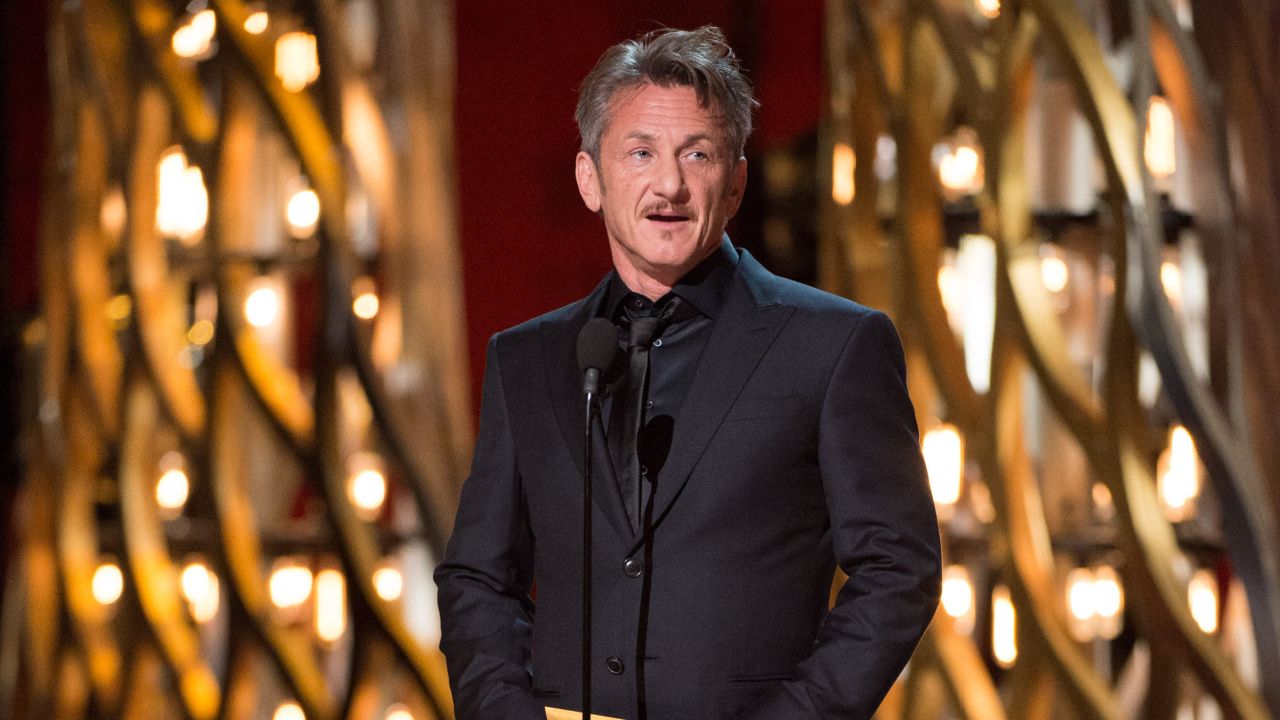 Sean Penn presents the Oscar® for Best Picture during the live ABC Telecast of The 87th Oscars® at the Dolby® Theatre in Hollywood, CA on Sunday, February 22, 2015. Credit/Provider: Michael Yada / ©A.M.P.A.S. Copyright: ©A.M.P.A.S.