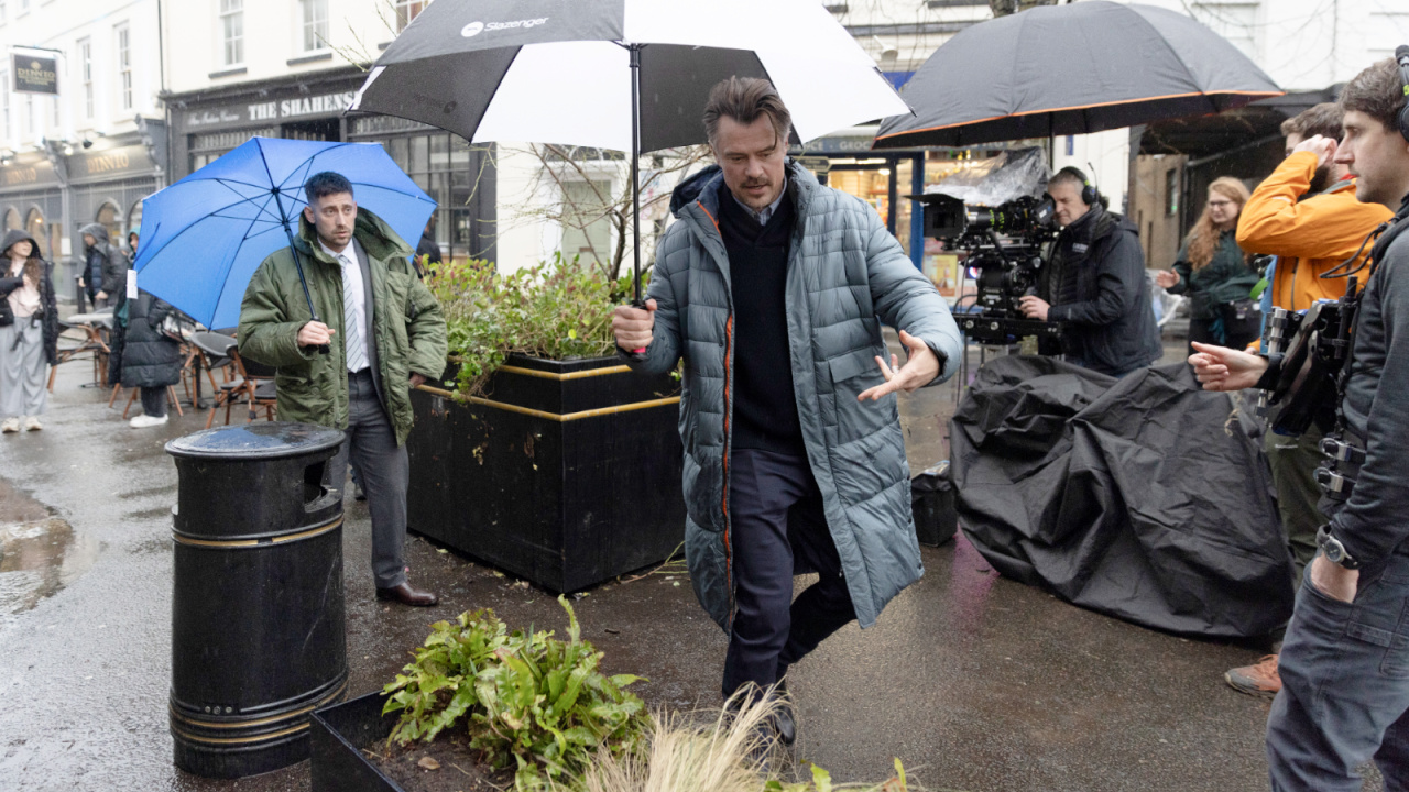 (Слева направо) Майкл Соча в роли «Брайана» и режиссер Джош Дюамель в комедийном семейном фильме «Дошкольный». Фотография предоставлена ​​Republic Pictures (лейбл Paramount Pictures).