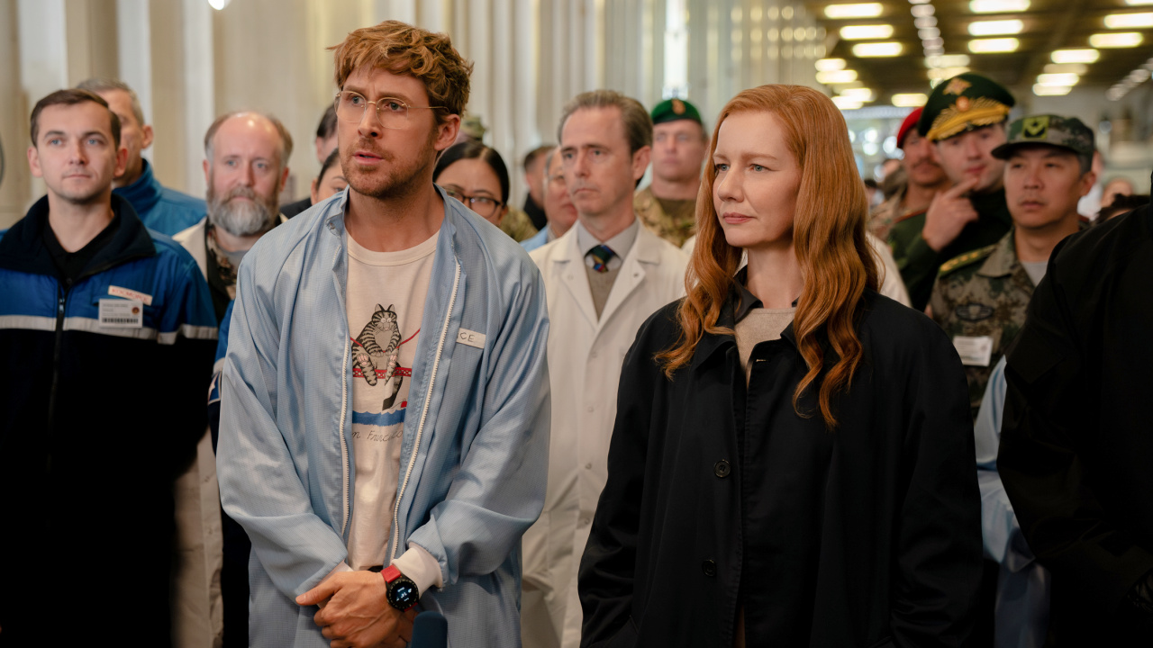 (Слева направо) Райан Гослинг в роли Райланда Грейса и Сандра Хюллер в роли Евы Стрэтт в фильме «Радуйся, Мария» от Amazon MGM Studios. Фото предоставлено: Джонатан Олли. © 2026 ООО «Амазон Контент Сервисез». Все права защищены.