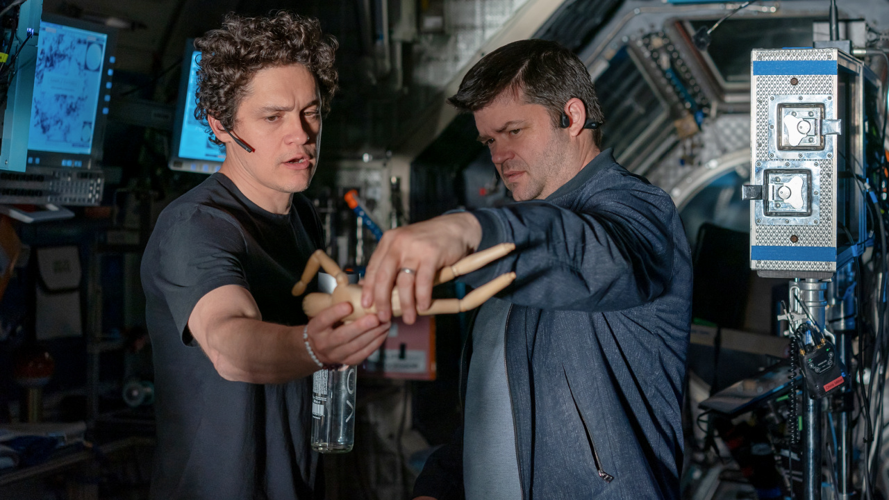 (Слева направо) Режиссеры Фил Лорд и Кристофер Миллер на съемках своего фильма «Проект «Радуйся, Мария»» от Amazon MGM Studios.