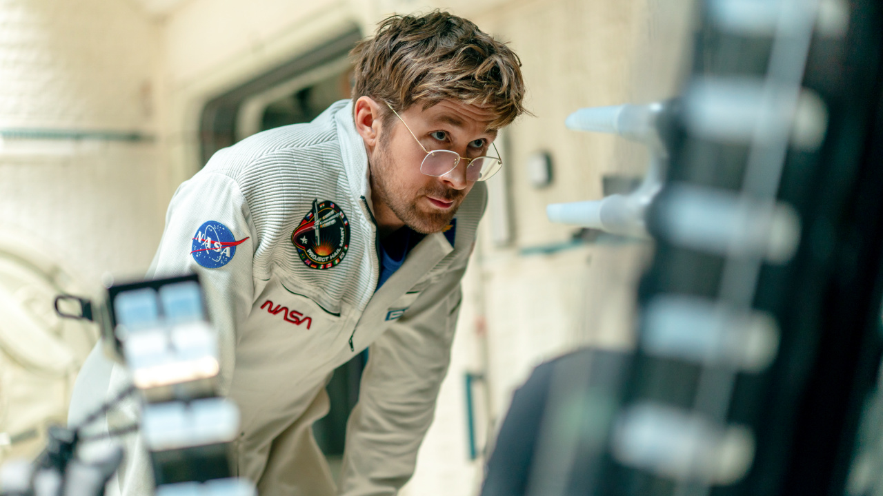 Райан Гослинг играет Райланда Грейса в фильме «Радуйся, Мария» от Amazon MGM Studios. Фото предоставлено: Джонатан Олли. © 2025 ООО «Амазон Контент Сервисез». Все права защищены.