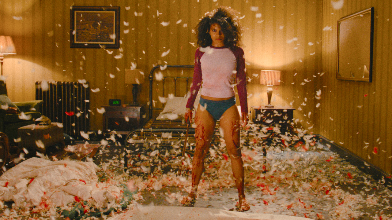 Зази Битц в роли Азии в фильме New Line Cinema/Nocturna «Они убьют тебя», выпущенном Warner Bros. Pictures. Фотография предоставлена: Фотография предоставлена ​​Warner Bros. Pictures. Авторские права: © 2025 Warner Bros.Ent. Все права защищены.