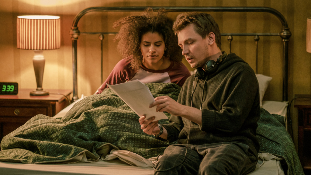 (Слева направо) Зази Битц в роли Азии и режиссера Кирилла Соколова в фильме New Line Cinema/Nocturna «Они убьют тебя», выпущенном Warner Bros. Pictures. Фото предоставлено: Грэм Бартоломью. Авторские права: © Warner Bros. Entertainment Inc., 2026. Все права защищены.