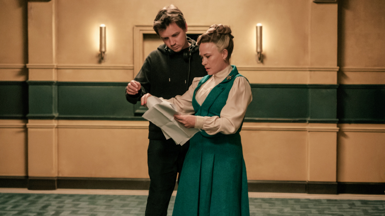 (Слева направо) Режиссер Кирилл Соколов и Патриция Аркетт в роли Лили Вудхаус в фильме New Line Cinema/Nocturna «Они убьют тебя», выпущенном Warner Bros. Pictures. Фото предоставлено: Грэм Бартоломью. Авторские права: © Warner Bros. Entertainment Inc., 2026. Все права защищены.