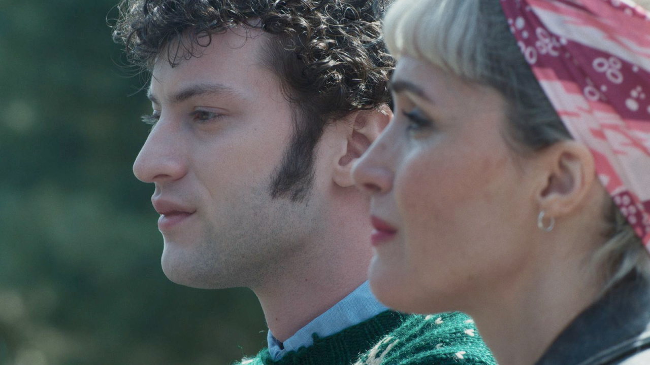 (Слева направо) Доминик Сесса и Роуз Бирн в фильме «Буксир». Фото: предоставлено придорожными достопримечательностями.