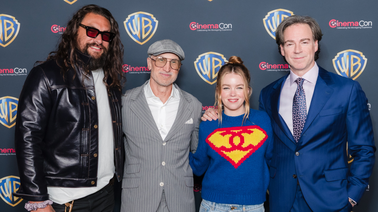 (Слева направо) Джейсон Момоа, режиссер Крейг Гиллеспи, Милли Алкок и продюсер Питер Сафран для фильма «Супергёрл» на CinemaCon 2026. Фото предоставлено: Дэвид Джон @davidjonphotography.