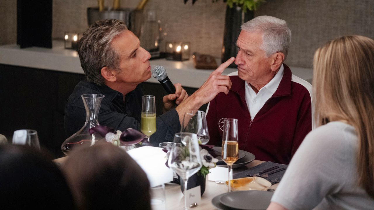 (Слева направо) Грег Фокер (Бен Стиллер) и Джек Бирнс (Роберт Де Ниро) в фильме «Зять Фокера», сценарий и режиссер Джон Гамбург. Фото: Юниверсал Пикчерс.