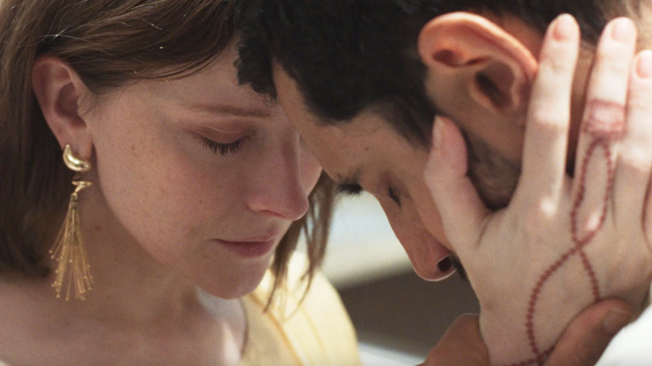 (Слева направо) Морфидд Кларк и Риз Ахмед в «Гамлете». Фото: Особенности фокусировки.