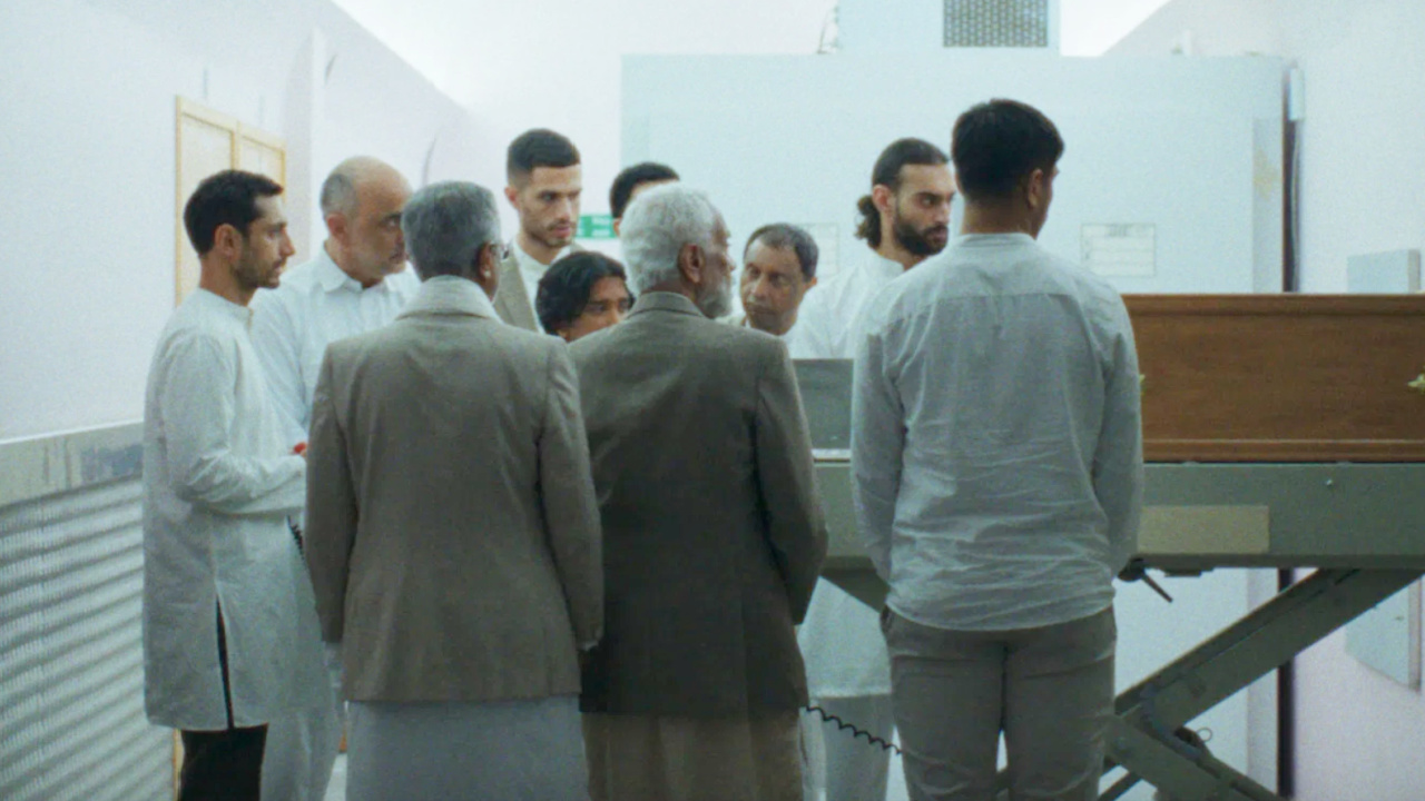 (Крайний слева) Риз Ахмед играет главную роль в «Гамлете». Фото: Особенности фокусировки.