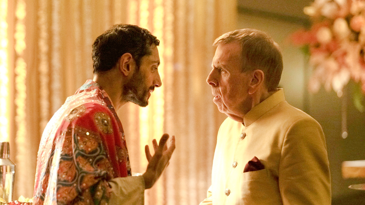 (Слева направо) Риз Ахмед и Тимоти Сполл в «Гамлете». Фото: Особенности фокусировки.