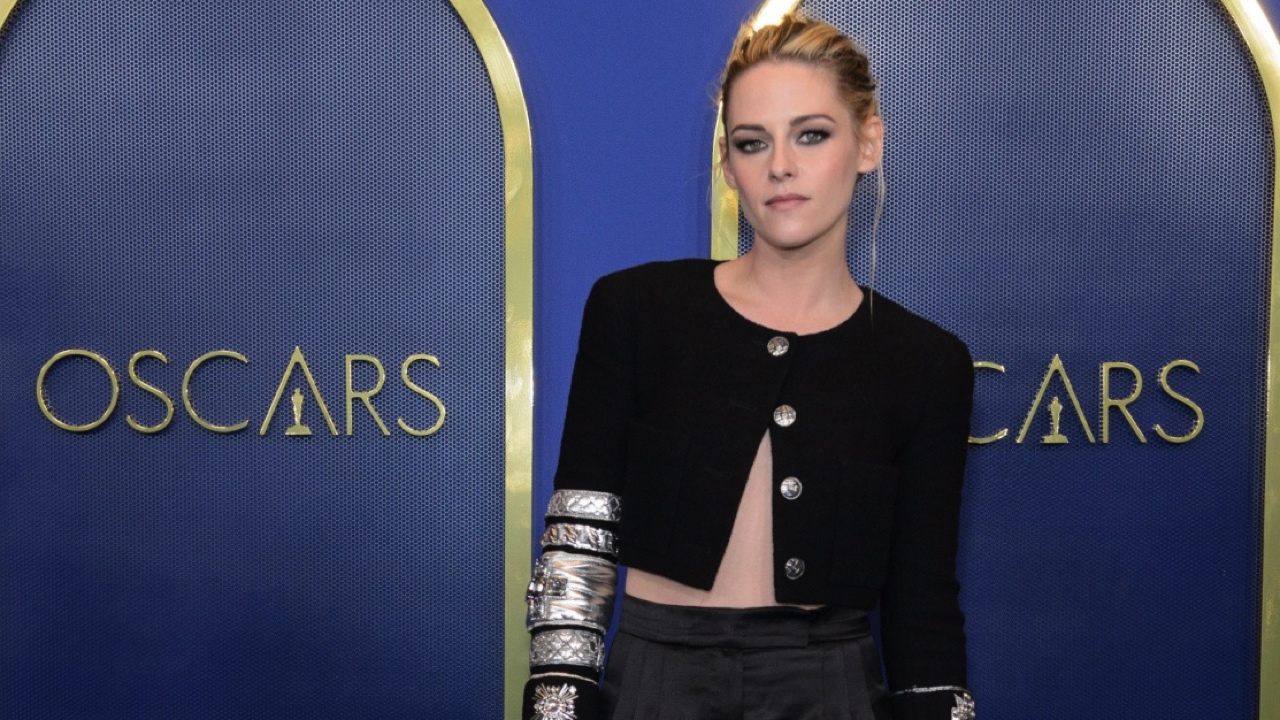 Номинантка на 94-ю премию «Оскар» Кристен Стюарт прибывает на обед номинантов на премию «Оскар», который пройдет в Fairmont Century Plaza в понедельник, 7 марта 2022 года. 94-я церемония вручения премии «Оскар» выйдет в эфир в воскресенье, 27 марта 2022 года, в прямом эфире на канале ABC. Автор/поставщик: Майкл Яда / ©AMPAS Авторские права: ©AMPAS