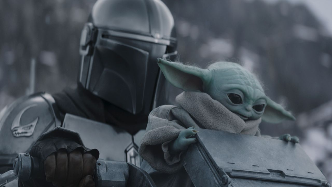 (Слева направо) Мандалорец и Грогу в фильме Lucasfilm «Мандалорец и Грогу». Фото любезно предоставлено Lucasfilm. © 2026 Лукасфильм Лтд™. Все права защищены.