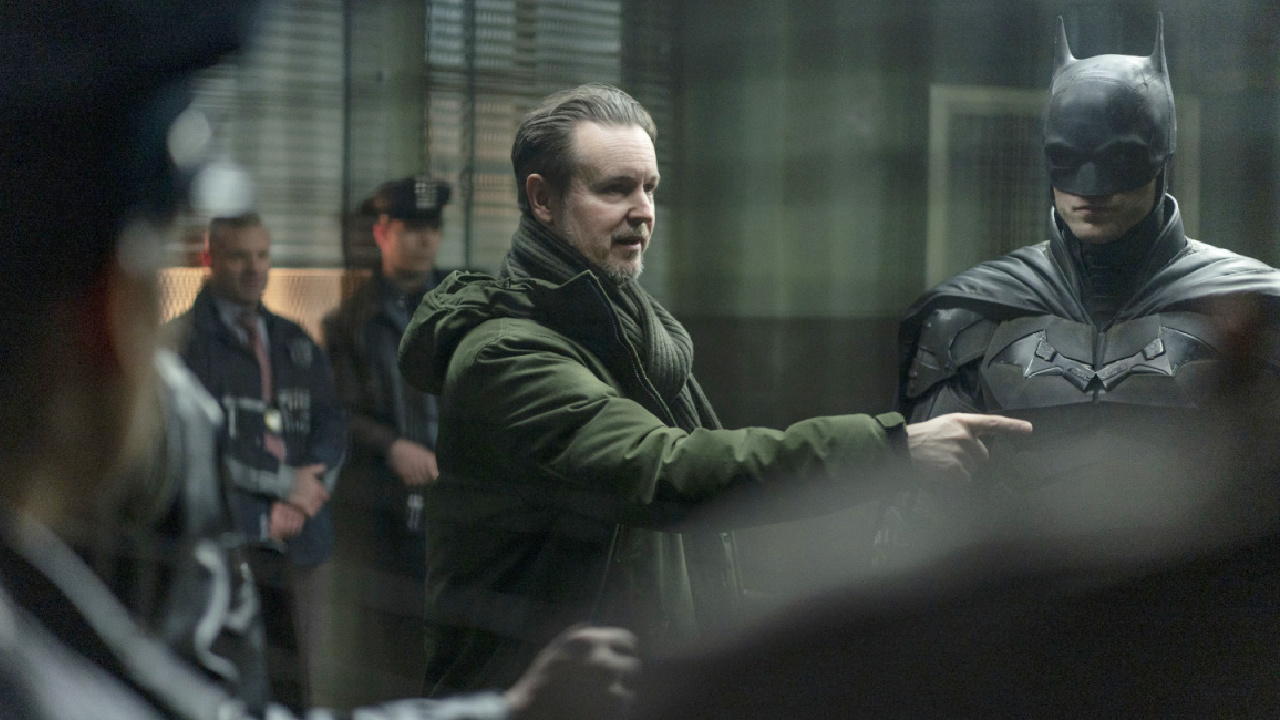 (Слева направо) Режиссер Мэтт Ривз и актер Роберт Паттинсон на съемках фильма «Бэтмен». Фото: Warner Bros.