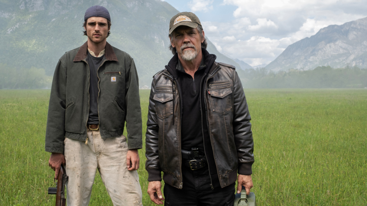 (Слева направо) Джейкоб Элорди в роли Хига и Джош Бролин в роли Бангли в фильме студии 20th Century Studios «Звезды-собаки». Фото Фабио Ловино. © 2026 Студии 20 века. Все права защищены.