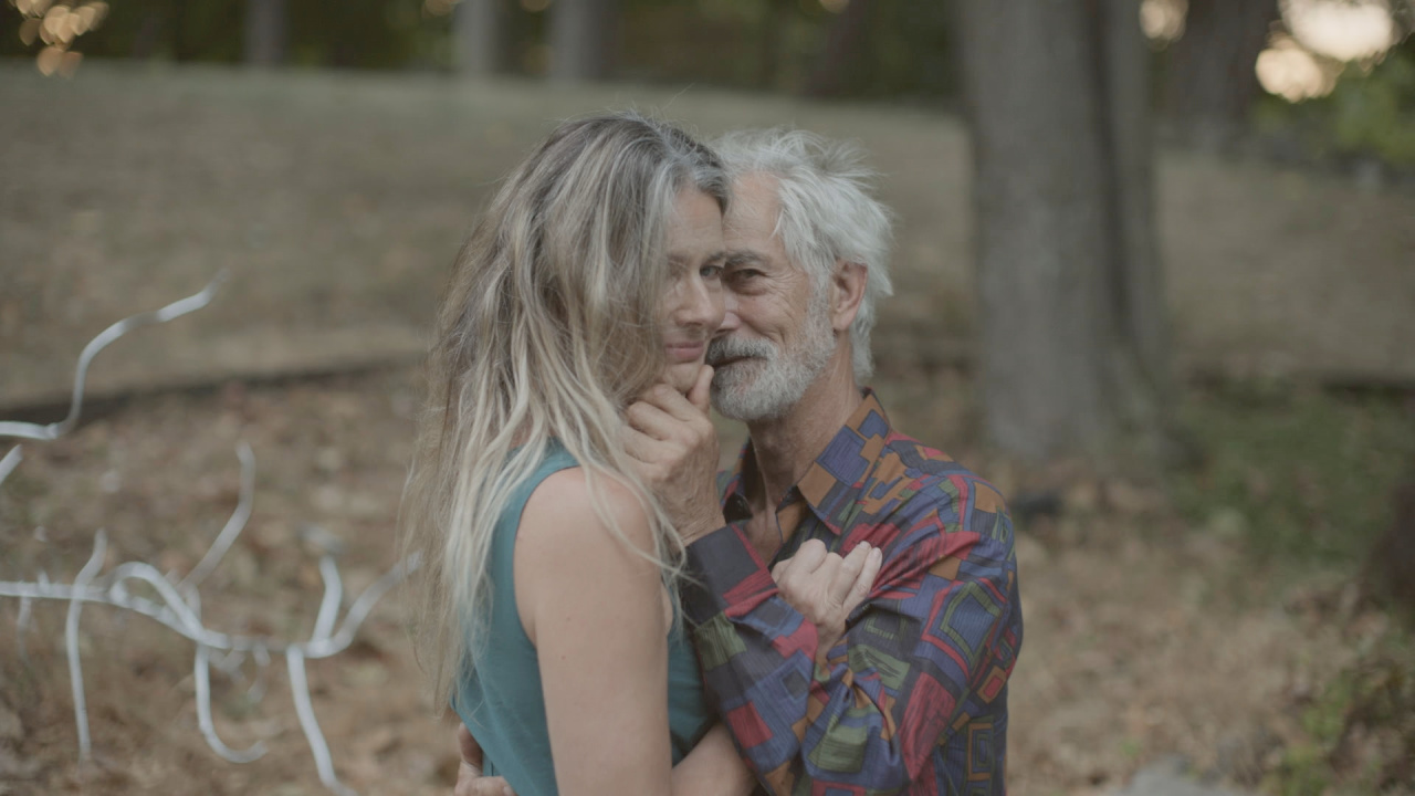 (L to R) Paulina Porizkova and David Strathairn in 'O Horizon'. Photo: Variance Films.