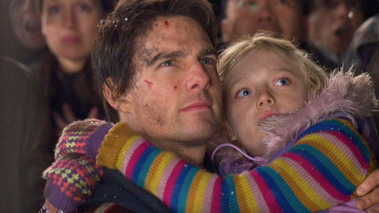 (L to R) Tom Cruse and Dakota Fanning in 'War of the Worlds'. Photo: Paramount Pictures.